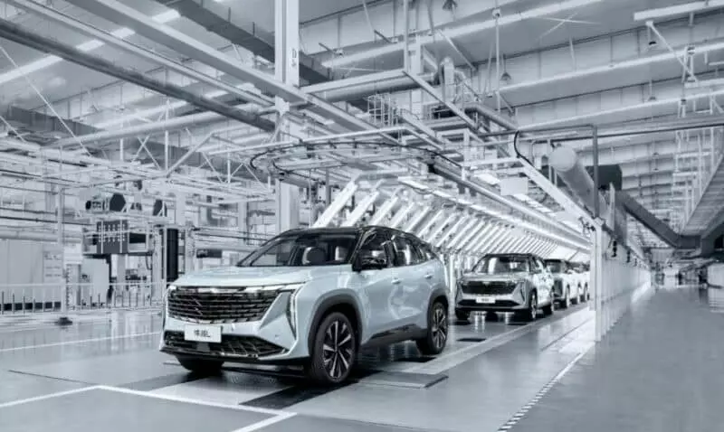 شبكة السيارات الصينية – جيلي بويو إل الجديدة على خط الإنتاج في الصين