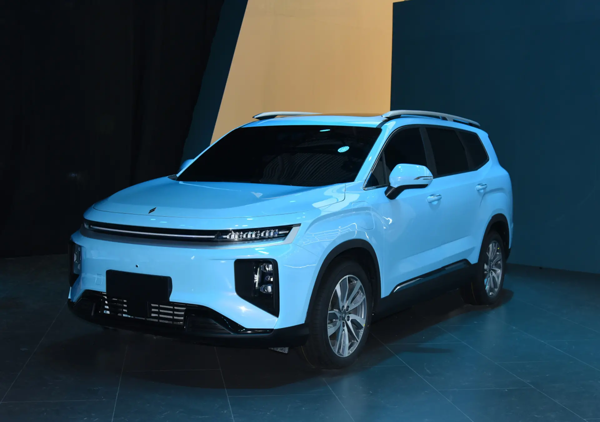 شبكة السيارات الصينية – معرض تيانجين للسيارات: الكشف عن سيارة جيلي روي بلو 9 - SUV كهربائي بسبع مقاعد من علامة LIVAN