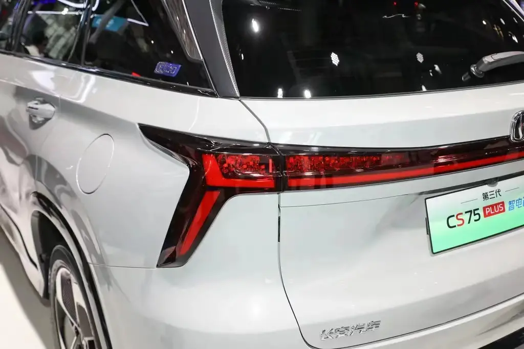 شبكة السيارات الصينية – شانجان CS75 الجيل الثالث الهجين PHEV في معرض شنغهاي الدولي للسيارات 2023