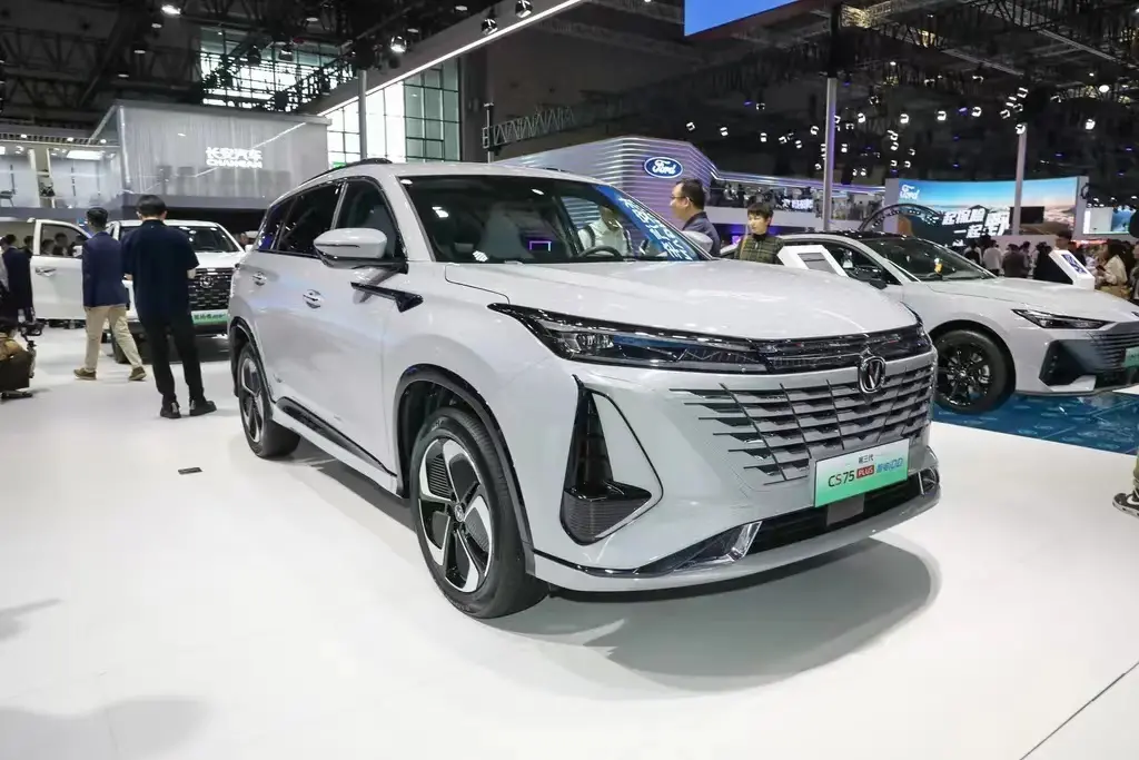 شانجان CS75 الجيل الثالث الهجين PHEV في معرض شنغهاي الدولي للسيارات 2023 