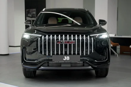 مقارنة شاملة بين جايكو J8 2025 وجيلي مونجارو فيس ليفت 2026 الجديدة بالسعودية