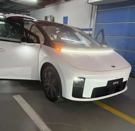 صور تجسسية داخلية لسيارة Li Auto i8 تكشف عن مقصورة أكثر فخامة وتقنيات أكثر تقدمًا مقارنة بـ Li L8