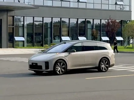 لي أوتو تحصل على تصاريح اختبار القيادة الذاتية L3 على الطرق العامة في بكين… وتطورات متسارعة في سباق القيادة الذكية داخل الصين