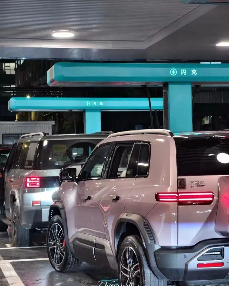 صور حية من الصين: BYD تختبر شحن 1,500 كيلوواط فعليًا على سيارتها - قُدرة تُعيد تعريف زمن شحن السيارات الكهربائية 2 شبكة السيارات الصينية – صور حية من الصين: BYD تختبر شحن 1,500 كيلوواط فعليًا على سيارتها - قُدرة تُعيد تعريف زمن شحن السيارات الكهربائية