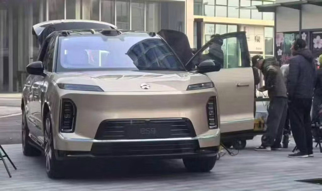 نيو ES9 2026 تظهر بدون تمويه قبل الإطلاق الرسمي: أكبر SUV كهربائية في الصين بتقنيات متقدمة ومدى يصل إلى 620 كم 1 نيو ES9 2026 تظهر بدون تمويه قبل الإطلاق الرسمي: أكبر SUV كهربائية في الصين بتقنيات متقدمة ومدى يصل إلى 620 كم
