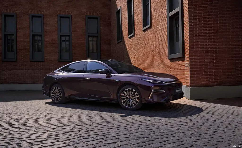 شبكة السيارات الصينية &ndash; جيلي ترفع سقف المنافسة: Galaxy Star 8 Voyager بمدى 1725 كم ببطارية الجيل الثاني من Golden Brick