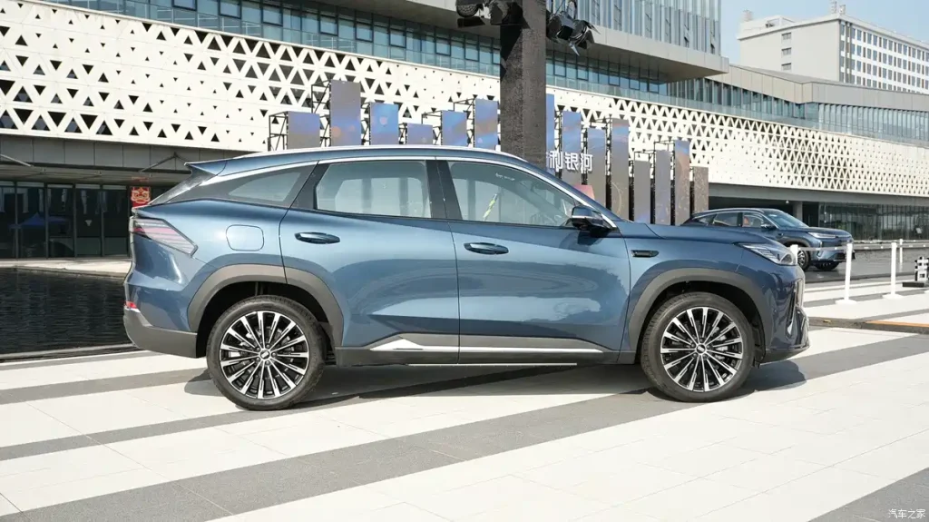 شبكة السيارات الصينية &ndash; جيلي تكشف عن جالاكسي M7 الجديدة: SUV هجينة بمدى كهربائي 225 كم ومدى إجمالي 1730 كم تدخل معركة العائلة بقوة