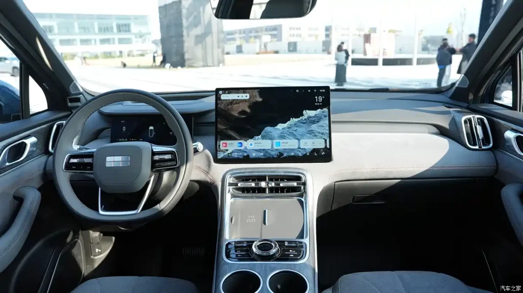 شبكة السيارات الصينية &ndash; جيلي تكشف عن جالاكسي M7 الجديدة: SUV هجينة بمدى كهربائي 225 كم ومدى إجمالي 1730 كم تدخل معركة العائلة بقوة