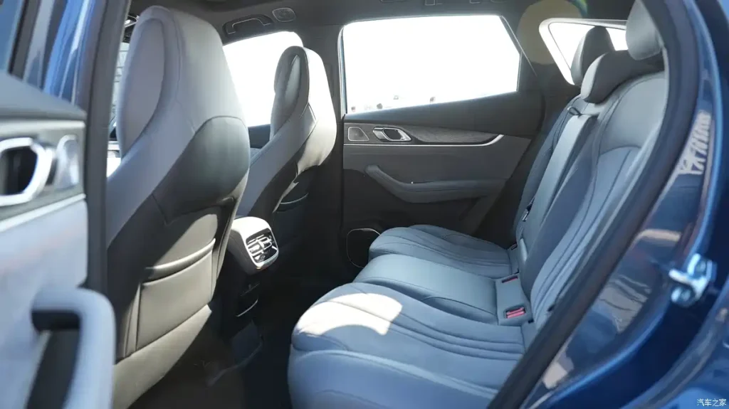 شبكة السيارات الصينية &ndash; جيلي تكشف عن جالاكسي M7 الجديدة: SUV هجينة بمدى كهربائي 225 كم ومدى إجمالي 1730 كم تدخل معركة العائلة بقوة