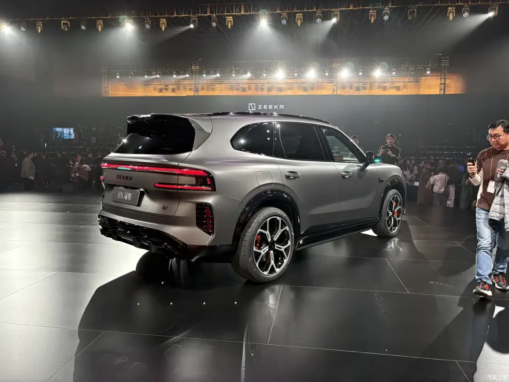 شبكة السيارات الصينية &ndash; زيكر 8X : هجينة فائقة الأداء بقوة 1400 حصان وتقنية 900V وشحن خلال 9 دقائق – السعر والمواصفات الكاملة بالتفصيل