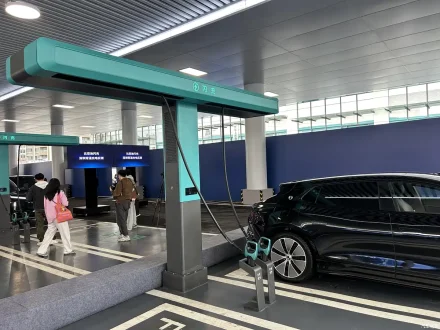 بطارية بليد الجيل الثاني من بي واي دي تشعل سباق الشحن الخاطف: 5 دقائق للشحن السريع، 1500 كيلوواط للمنفذ الواحد، وخطة توسع محلية وعالمية!!