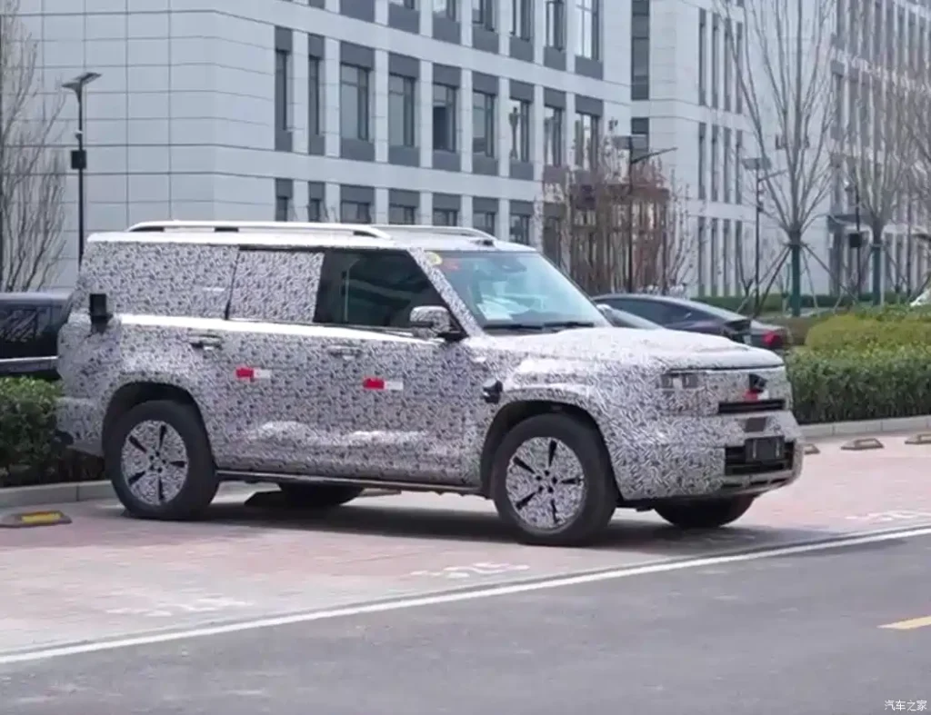 GWM تكشف ملامح SUV أوفرود جديد كليًا: فئة فاخرة بسعر يتجاوز 150 ألف ريال وتقنيات Hi4 المتقدمة 3 شبكة السيارات الصينية – GWM تكشف ملامح SUV أوفرود جديد كليًا: فئة فاخرة بسعر يتجاوز 150 ألف ريال وتقنيات Hi4 المتقدمة