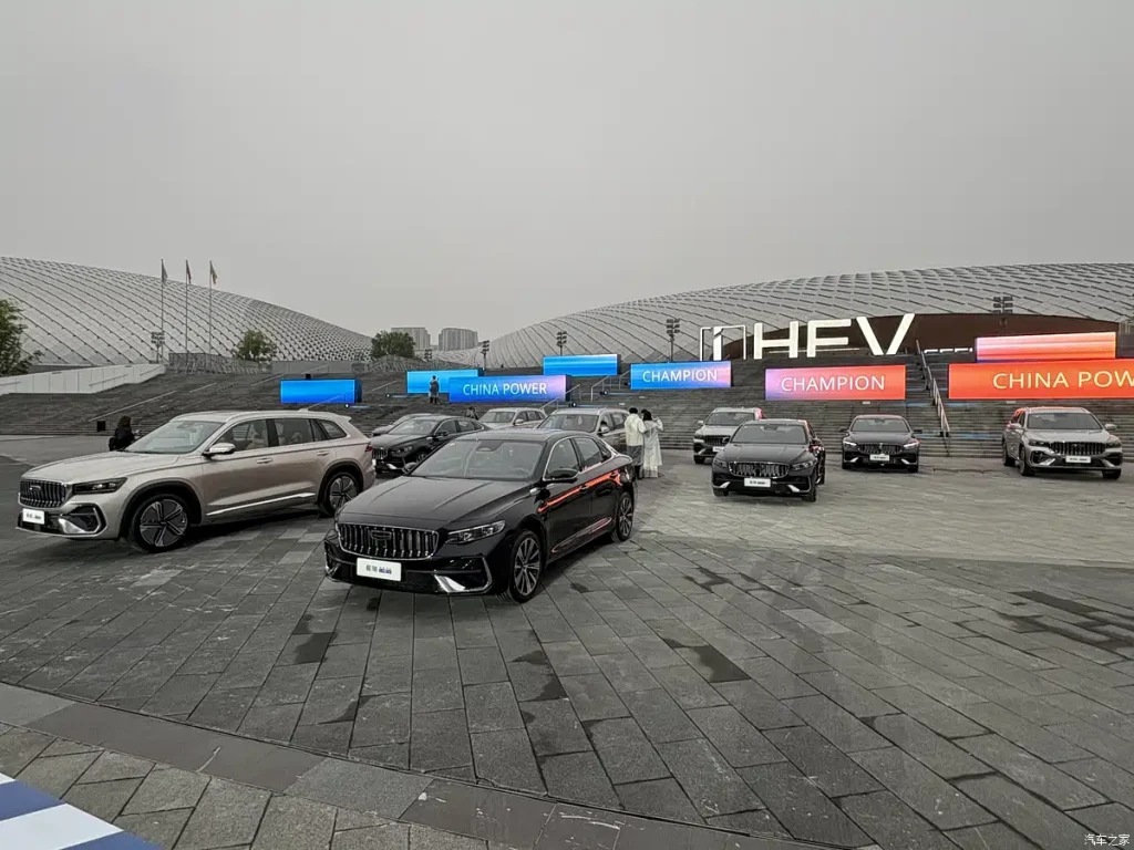 شبكة السيارات الصينية &ndash; جيلي i-HEV على مونجارو وبريفيس: استهلاك يبدأ من 3.98 لتر/100 كم وكفاءة 48.41% تعيد تعريف الهجينة الذكية