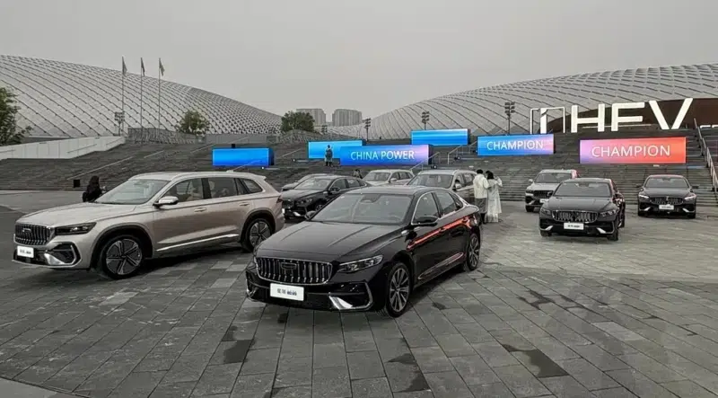 شبكة السيارات الصينية &ndash; نظام جيلي i-HEV الجديد 2026: استهلاك 2.22 لتر/100 كم بكفاءة حرارية 48.4% بشهادة غينيس… هل تعيد الهجينة تعريف المعادلة؟