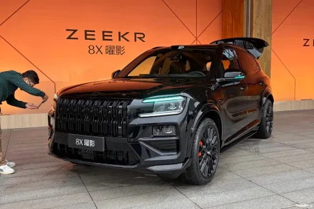 زيكر 8X 2026: هجينة ببنية 900V تجمع بين أداء يصل إلى 1400 حصان ومدى كهربائي حتى 410 كم وشحن من 20% إلى 80% خلال 9 دقائق