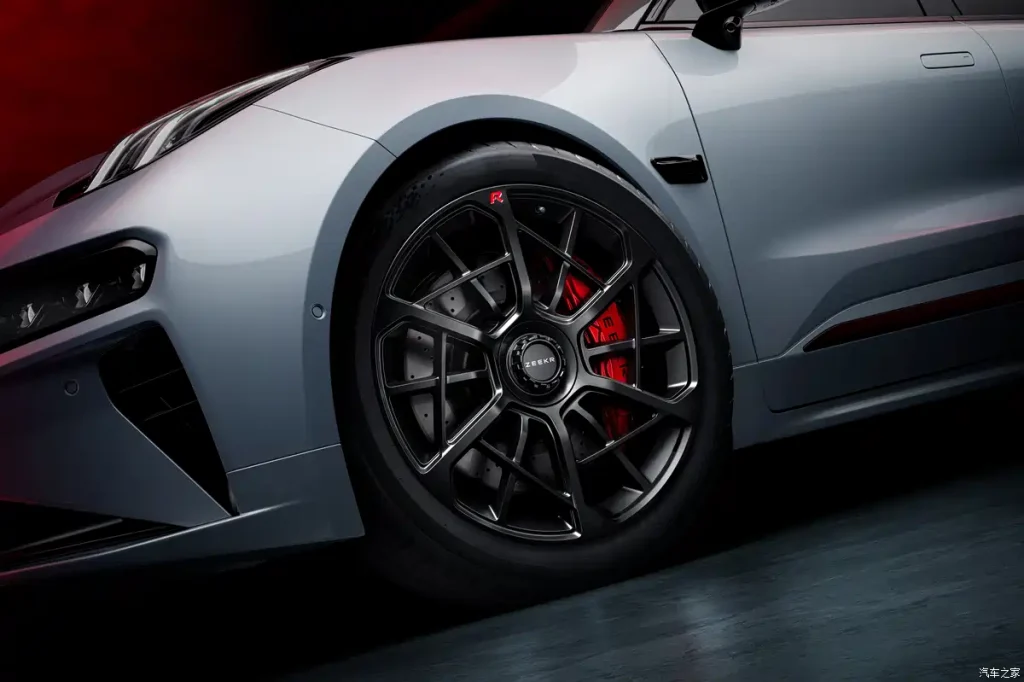 شبكة السيارات الصينية &ndash; زيكر 001 نسخة الذكرى السنوية الخامسة المحدودة 2026 بقوة 925 حصان وتقنيات سباق KW وبريمبو مع تسارع خارق وشحن خلال 10 دقائق