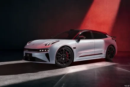 زيكر 001 نسخة الذكرى السنوية الخامسة المحدودة 2026 بقوة 925 حصان وتقنيات سباق KW وبريمبو مع تسارع خارق وشحن خلال 10 دقائق