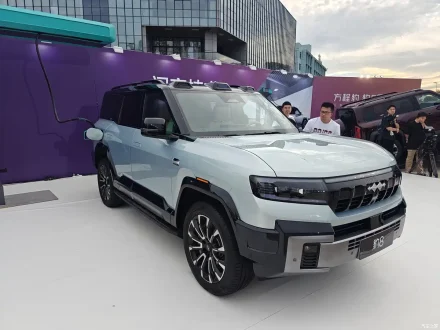 (فانغ تشنغ باو) ليوبارد 5 وليوبارد 8 إصدار الشحن الخاطف: BYD تعيد تعريف سيارات الأوفرود الهجينة بتقنية DiSus-P Ultra – انتهى زمن التغريز في الصحراء – وتغيير الإطارات