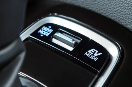 وضع EV في السيارات الهجينة.. ماذا يعني؟ ومتى يُفضل استخدامه؟