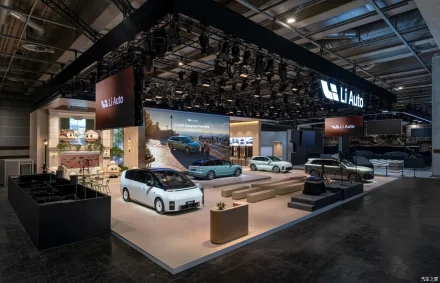 لي أوتو i6 موديل 2026 تظهر لأول مرة في أوروبا بمعرض باريس باسم Li 6.. بمدى 780 كم وتقنيات متطورة بقوة معالجة 1280 TOPS